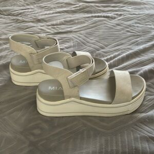 Mia S-9 sandals